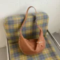 Retro suède schoudertas met klinknagels en sterhanger, casual stijlvolle bruine crossbody tas - Eén maat / Bruin