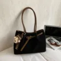 Vintage zwarte suède shopper tas met bruine handvatten en schattige berenhanger voor dames. - Met Hanger / Zwart