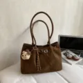 Vintage bruine suède tote tas voor vrouwen, grote schoudertas casual handtas met leuke berenhanger. - Met Hanger / Bruin