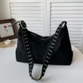 Zwarte suède schoudertas met gouden klinknagels, vintage hobo tas voor dagelijks woon-werkverkeer. - Eén maat / Zwart