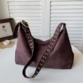 Donkerpaarse suède schoudertas met metalen klinknagels, grote stijlvolle hobo tas voor dames. - Eén maat / koffiekleur