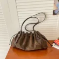 Vintage bruine suède schoudertas voor dames, stijlvolle geplooide tas met trekkoord en handtas. - koffiekleur