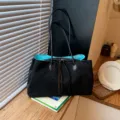 Zwarte minimalistische shopper tas met contrastblauwe voering, casual schoudertas voor dames. - Met Hanger / Zwart