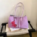 Stijlvolle paarse shopper tas voor dames met chique schouderband en schattige paardenhanger. - Met Hanger / Paars