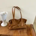 Bruine suède schoudertas tote bag voor dames, stijlvolle forensentas met gesp. - Eén maat / Bruin