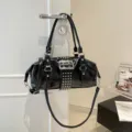 Zwarte glanzende Y2K vintage Boston tas met punk metalen gespen en hippe studs voor dames. - Zwart