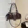 Retro donkerbruine Y2K Boston schoudertas met klinknagels en gesp, stijlvolle handtas. - koffiekleur