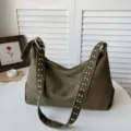 Olijfgroene suède schoudertas voor dames, retro klinknagel crossbody tas, grote dagelijkse shopper. - Eén maat / Groen