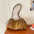 Retro bruine suède schoudertas voor dames, stijlvolle slouchy tas met trekkoord. - Bruin