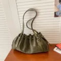 Retro groene suède schoudertas met chique trekkoord en geplooid ontwerp voor dames. - Groen