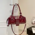 Retro Y2K donkerrode laklederen Boston tas met metalen gespen en klinknagels voor dames. - Rood