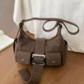 Vintage bruine suède schoudertas voor dames, trendy retro hobo crossbody tas met klinknagels. - koffiekleur