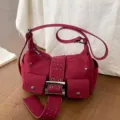 Retro rode suède schoudertas met chique metalen gesp en handige vakken voor dames. - Rood