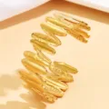 Pulsera brazalete ancha de acero inoxidable dorado con diseño geométrico irregular. - Estilo de Onda Apilada (Z00170) / Dorado