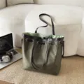 Olijfgroene nylon shopper met bruine lederen banden en handig aantrekkoord. - Eén maat / Groen