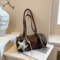 Vintage bruine cilindrische schoudertas met sterhanger, motorstijl PU leer Boston tas. - Met Hanger / Bruin