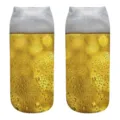 Dettaglio in primo piano di calzini stampati a birra 3D con schiuma e gocce d'acqua realistiche. - Con Imballaggio / A676
