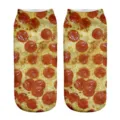 Dettaglio in primo piano di calzini divertenti con stampa pizza salame 3D, tessuto colorato. - Taglia unica / Pizza (A109)