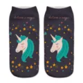 Primo piano dettagliato del simpatico motivo unicorno e della trama di queste calze. - Taglia unica / A060 (Unicorno Blu Scuro)