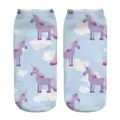 Dettaglio delle calze corte con stampa di unicorno e nuvole su tessuto azzurro chiaro. - Taglia unica / Modello A064