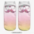 Dettaglio di calzini da donna stampati in 3D con design di occhiali e baffi da hipster. - Taglia unica / A989