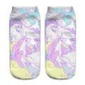 Vista detallada de calcetines cortos con estampado 3D de unicornio en tonos pasteles. - Talla única / A358