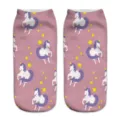 Dettaglio calzini corti rosa con stampa unicorno e stelle, simpatico design casual da indossare ogni giorno. - Taglia unica / 2