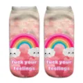 Detalle de calcetines cortos con estampado de nube rosa y arcoíris con diseño 3D. - Talla única / A361