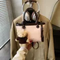 Chique dames handtas in contrastkleur met berenhanger, stijlvolle schoudertas voor dagelijks gebruik - Met Hanger / Roze