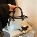 Koreaanse stijl kleurenblok handtas vrouwen stijlvolle schouder crossbody tas met beer - Met Hanger / Blauw
