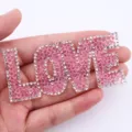 Roze strass LOVE letter patch voor kleding tas DIY accessoire glanzend kristal motief - (8.2*3.8cm) LOVE Letter Transparante Dubbelzijdige Kleefstijl / Lichtroze