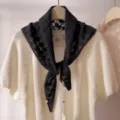 Grijs ajour gebreide driehoekige sjaal voor dames, stijlvol winterse hals accessoire - Geometrisch Blauw / donkergrijs