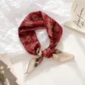 Retro bedrucktes Seidentuch quadratisch, vielseitiger Herbst Winter Halstuch fuer Damen. - Rote Zweigblätter / 55*55CM