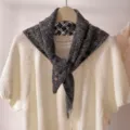 Zwart-grijs gemêleerde gebreide kleine driehoekige sjaal, 100% wol nekaccessoire. - Geometrisch Blauw / Gris Melange
