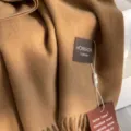 Einfarbiger, eleganter Kaschmir-Gefühl Schal in Kamelbraun mit Markenetikett und Fransen. - Camel