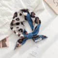 Leopardenmuster blauer Seidenschal, stylisches Retro-Vierecktuch für modische Damen. - Blauer Rand Leopard / 55*55CM