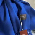 Klassischer einfarbiger Winterschal mit Fransen, kuscheliges Kaschmirgefühl, elegant blau. - Klein-Blau