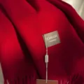 Einfarbiger roter Kaschmir-Look Winterschal mit eleganten Fransen und Markenlabel. - Jujube Rot