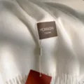 Detailansicht des minimalistischen einfarbigen Kaschmirimitat-Schals für den Winter. - Gebleichtes Weiß