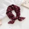 Dunkelrotes quadratisches Sternen-Halstuch, elegantes Accessoire fuer Damenkleidung. - Sterne Weinrot / 55*55CM