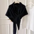 Schwarzes Strick-Dreiecktuch, Wollmischung Winter warmer Schal, stilvolles neutrales Accessoire. - Schwarz