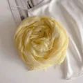 Einfarbig gelber Quastenschal für Damen, leichter Mode-Herbstschal, elegantes Accessoire. - Gelb