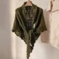 Cómodo chal triangular de punto verde oscuro para mujer, volantes vintage mezcla de lana. - Verde oscuro