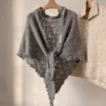 Chal triangular de punto suave, borde ondulado elegante retro mezcla de lana otoño abrigo mujer. - Gris claro