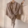 Suave chal triangular de punto con borde ondulado, elegante abrigo de invierno para mujer. - Caqui Claro