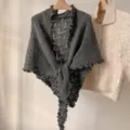 Chal triangular de punto gris oscuro con borde ondulado, estilo retro suave elegante prenda exterior mujer. - Gris oscuro