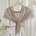 Gestrickter Dreiecksschal in Khaki, stilvoller Damen Winter Halswärmer und modischer Schal. - Haferflockenfarbe