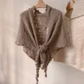 Acogedor chal triangular de punto con bordes retro, elegante prenda exterior de mujer. - Caqui Oscuro