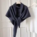 Dunkelgraues Strick-Dreieckstuch Schal, kuscheliger Wollmix Winter Mode Halswärmer Accessoire. - Dunkelgrau