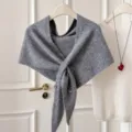 Graues gestricktes Dreiecktuch Schal, koreanischer Stil vielseitiger warmer Schal. - Grau